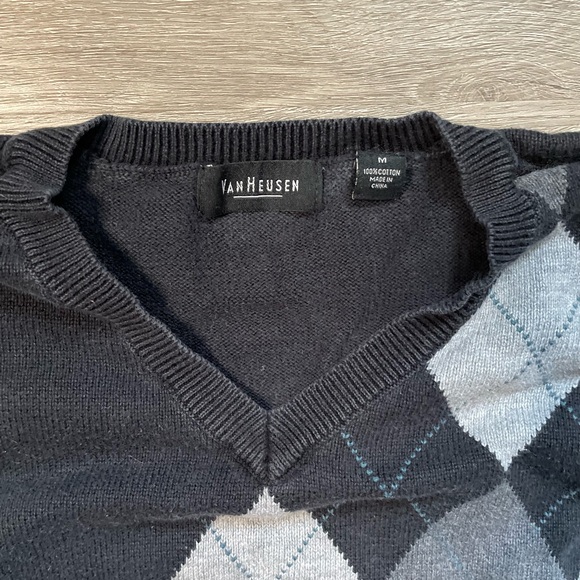 Van-Heusen V-neck medium sweater - Picture 2 of 2